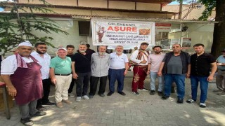 Cemaat ve esnaflar imece usulü ile hazırladığı  2 bin kap aşureyi dağıttı