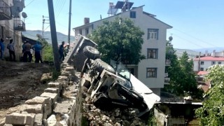 Çemişgezekte iş makinesi devrildi