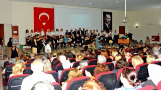 Çeşme Halk Eğitim Merkezinden yıl sonu konserinde müzik ve sanat şöleni