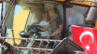 CHP Grup Başkanı Özel, Diyarbakırda biçerdöverle buğday biçti