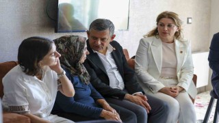 CHP Grup Başkanı Özel, Diyarbakırda Gülistan Dokunun ailesiyle görüştü