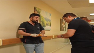 Çiviyi tahta yerine eline çaktı hastaneye kaldırıldı