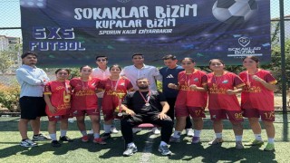 Cizreli kadınlar 5x5 Sokaklar Bizim futbol turnuvasında bölge şampiyonu oldu