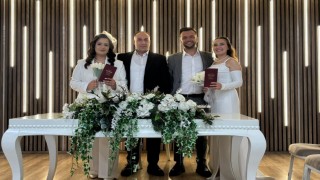 Çocukluk arkadaşları aynı gün evlenip, birbirlerinin nikah şahidi oldu
