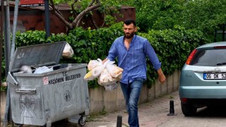 Çöpe atılan tonlarca ekmeği toplayıp hayvanlara ulaştırıyor