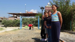 Çöpleri yakmak isterken oyun parkını yaktı