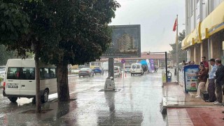 Çorumda aniden bastıran sağanak vatandaşlara zor anlar yaşattı