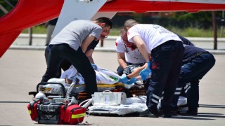Çorumda balkondan düşen çocuk ağır yaralandı, ambulans helikopterle Ankaraya sevk edildi