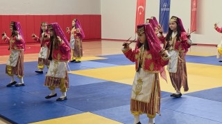 Çorumda gençler ve çocuklar gösterileriyle alkış topladı