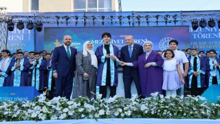 Cumhurbaşkanı Erdoğan, torunu Ömer Tayyip Erdoğana diplomasını takdim etti