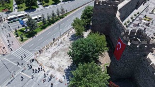 Cumhuriyet meydanında yenileme çalışması aralıksız sürüyor