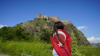 Dağcılar, 700 yıllık Kov Kalesine Türk bayrağı asarak Milli Takıma destek verdi