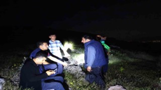 Dağlık alanda mahsur kalan baba ve oğlu kurtarıldı