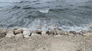 Dalgalar Van Gölü sahilini dövdü