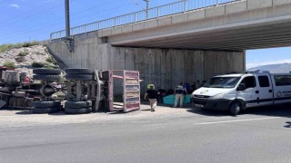 Damperi açılan kamyon köprüye çarptı: 1 ölü
