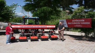 Denizli Büyükşehirden Bozkurtlu üreticilere çapa makinesi desteği