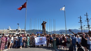 Denizli Büyükşehirin kurslarıyla yüzme öğrenen kadınlar denizle buluştu