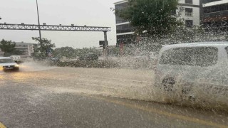 Denizlide şiddetli yağış trafiği felç etti