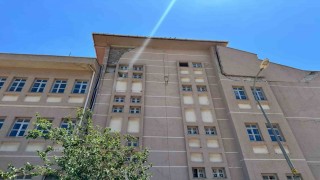 Depremde ağır hasar aldıktan sonra yıkılmayan okul tehlike saçıyor