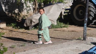 Depremde ailesini kaybeden Zeynep, amcasına baba, yengesine anne diyerek hayata tutundu