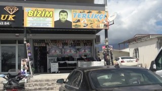Depremde eşini kaybeden esnaf, müşterileri kendisini tanısın diye vesikalık fotoğrafını iş yerinin önüne astı