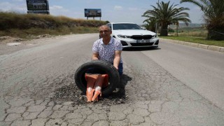 Depremzedelerden belediyeye yol tepkisi: Çukurlara lastik ve duba koydular