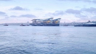 Dev vinç gemisi Saipem 7000 İstanbul Boğazından geçiyor