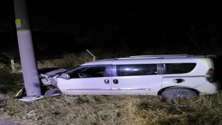 Direğe çarpan hafif ticari aracın sürücüsü yaralandı