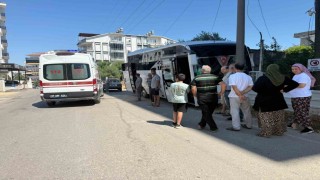 Direksiyon başında rahatsızlanan servis şoförünün kullandığı midibüs direğe çarptı