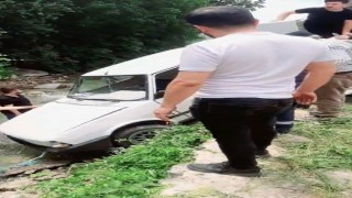Direksiyon hakimiyeti kaybolan otomobil şarampole uçtu