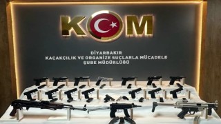 Diyarbakırda bir otomobilin gizli bölmelerinden çok sayıda silah çıkartıldı