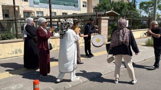 Diyarbakırda ilginç boşanma: Kadının halay çekmesine erkek bağlama çalarak cevap verdi