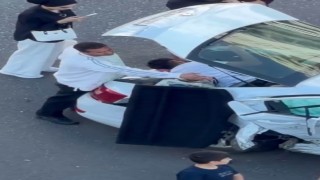 Diyarbakırda kazada yaralılar otomobilin içinde sıkıştı