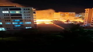 Diyarbakırda korkutan yangın: Geceyi gündüze çeviren alevler apartmanlara sıçramadan söndürüldü