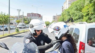 Diyarbakırda okulları karıştıran öğrenciler son dakikalarda polis eşliğinde yetişti