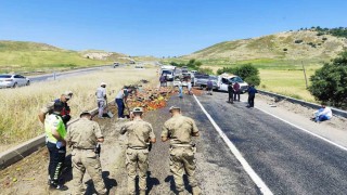 Diyarbakırda sebze yüklü kamyonetin tekeri patladı: Kasadan savrulan ürünler yolu trafiğe kapattı