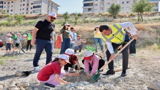 Doğayla buluşan çocuklar zeytin fidanlarıyla yeşile katkı yaptı