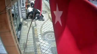 Dört kişi tarafından öldüresiye darbedildi: Olay anı kameraya yansıdı