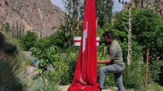 Düşen bayrağı onarıp yeniden göndere çektiler