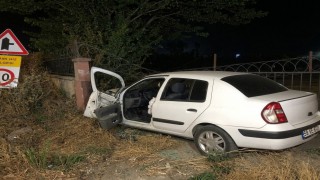 Duvara çarpan otomobilin sürücüsü yaralandı