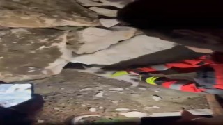 Duvara sıkışan kediyi itfaiye kurtardı