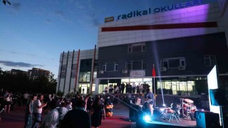 (Düzeltme) Diyarbakırda 8inci sınıf öğrencileri kep attı