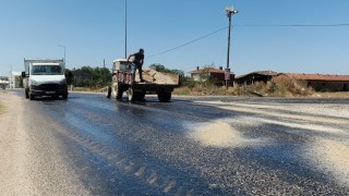 Edirnede kavurucu sıcaklar asfaltı eritti: Belediye ekipleri yola kum serdi