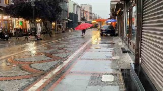 Edirnede yağmura yakalanan vatandaşlardan ilginç çözüm