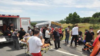 Edirnede yolcu minibüsü tıra çarptı: 16 yaralı