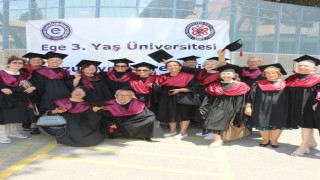 Ege Üniversitesinde 3. Yaş Üniversitesinin 140 çınarı diplomalarını aldı