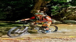 Egenin iki yakası dostluk için pedal çevirdi