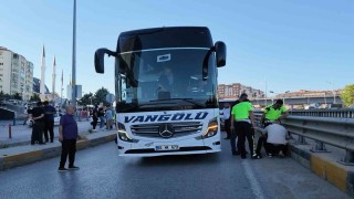 Ehliyetsiz sürücü, otomobil ve yolcu otobüsüne çarptı: 40ar bin lira ceza kesildi