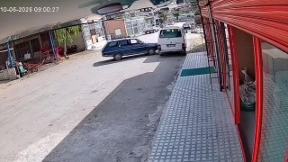 El freni çekilmeyen otomobil hareket edip minibüse çarptı: O anlar kamerada