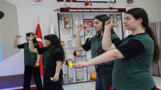 Elazığda genç kızların dart sporuna ilgisi artıyor